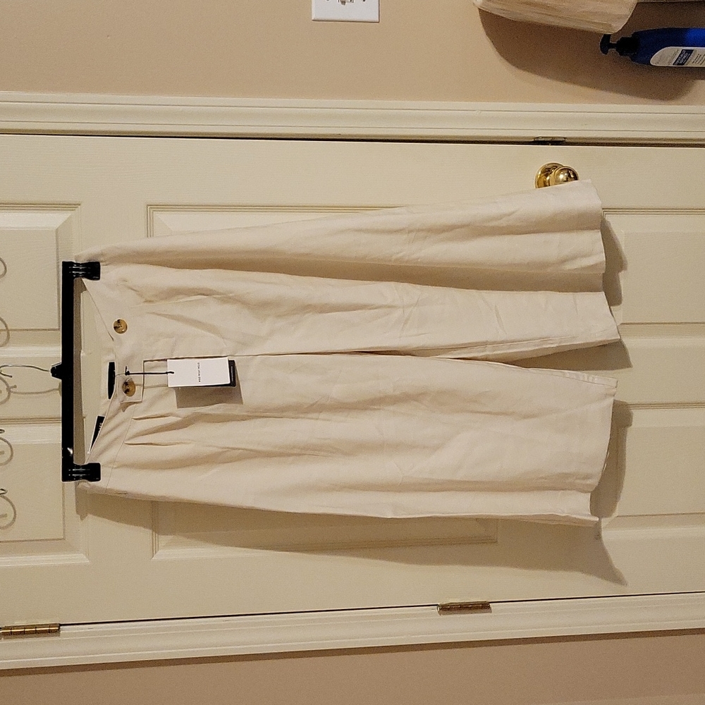 NWT Size 10 "WHO WHAT WEAR" Crop Pants